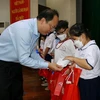 Ông Nguyễn Hồ Hải, Phó Bí thư Thành ủy Tp. Hồ Chí Minh trao học bổng cho các trẻ mồ côi do dịch COVID-19. (Ảnh: Thanh Vũ/TTXVN)