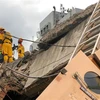 Nhân viên cứu hộ chuyển tìm kiếm nạn nhân bị mắc kẹt trong vụ sập nhà sau trận động đất ở huyện Hoa Liên, phía đông Đài Loan (Trung Quốc) ngày 18/9. (Ảnh: AFP/TTXVN)