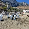 Làm sạch dầu trên bãi biển tại Gibraltar. (Nguồn: maritime-executive.com)