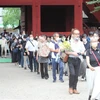 Người dân đến viếng tại lễ tang cố Thủ tướng Nhật Bản Abe Shinzo ngày 12/7. (Ảnh: Đào Thanh Tùng/TTXVN)