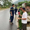 Lực lượng Công an Đà Nẵng giúp dân di tản đến điểm trú bão an toàn. (Ảnh: TTXVN phát)