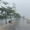 Gió giật mạnh liên hồi kèm theo mưa lớn khu vực ven biển Mỹ Khê. 