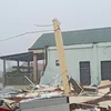 Nhiều hàng quán, nhà dân ở thị trấn Cửa Việt bị tốc mái, đổ sập. (Ảnh: Thanh Thủy/TTXVN)