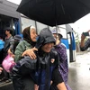 Chính quyền địa phương và doanh nghiệp hỗ trợ người dân Quảng Ngãi sơ tán tới nơi an toàn tránh bão số 4. (Ảnh: Đinh Hương/TTXVN)