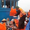 Toàn bộ người già, phụ nữ và trẻ em ở xã đảo Tam Hải, huyện Núi Thành, Quảng Nam đã được đưa vào bờ. (Ảnh: Đoàn Hữu Trung/TTXVN)
