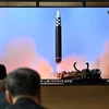 Người dân theo dõi qua truyền hình tại nhà ga Seoul, Hàn Quốc về vụ phóng tên lửa của Triều Tiên, ngày 25/9/2022. (Ảnh: AFP/TTXVN)