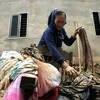 Người dân khối 1, thị trấn Mường Xén, Kỳ Sơn (Nghệ An), cố gắng tìm kiếm những tài sản còn sót lại sau trận lũ quét. (Ảnh: Văn Tý/TTXVN)