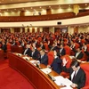 Các đồng chí lãnh đạo Đảng, Nhà nước và các đại biểu biểu quyết thông qua chương trình hội nghị trong ngày khai mạc. (Ảnh: Trí Dũng/TTXVN)