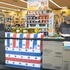 Người dân mua hàng tại siêu thị ở Millbrae, California, Mỹ, ngày 13/7/2022. (Ảnh: THX/TTXVN)