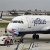 Máy bay của Hãng hàng không Mỹ JetBlue chuẩn bị cất cánh trong hành trình tới Cuba, từ sân bay quốc gia Fort Lauderdale, bang Florida (Mỹ). (Ảnh: AFP/TTXVN)