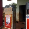 Một trạm xăng dầu treo bảng "hết xăng" ở huyện Bù Gia Mập. (Ảnh: K GỬIH/TTXVN)