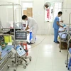 Bác sĩ điều trị cho bệnh nhân COVID-19 nặng tại bệnh viện Phổi Thanh Hóa. (Ảnh: Minh Quyết/TTXVN)