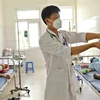 Bác sỹ điều trị cho bệnh nhân COVID-19 nặng tại bệnh viện Phổi Thanh Hóa. (Ảnh: Minh Quyết/TTXVN)