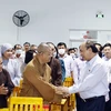 Chủ tịch nước Nguyễn Xuân Phúc tiếp xúc cử tri huyện Hóc Môn. (Ảnh: Thống Nhất/TTXVN)
