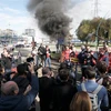 Công nhân tham gia đình công tại nhà máy lọc dầu Gravenchon-Port-Jerome ở Normandy, Pháp, ngày 12/10. (Ảnh: AFP/ TTXVN)