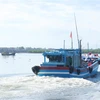Ngư dân Quảng Trị đưa tàu cá công suất lớn ra khơi. (Ảnh: Nguyên Lý/TTXVN)