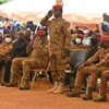 Đại uý Ibrahim Traore (thứ 3, phải, hàng đầu) tại một sự kiện ở Ouagadougou, Burkina Faso, ngày 8/10/2022. (Ảnh: AFP/TTXVN)