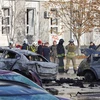 Lực lượng chức năng điều tra tại hiện trường một vụ nổ ở thủ đô Kiev, Ukraine ngày 10/10. (Ảnh: THX/TTXVN)