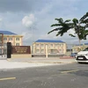 Trụ sở UBND xã tại khu tái định cư Lộc An-Bình Sơn đã hoàn thành. (Ảnh: Công Phong/TTXVN)