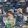 Công nhân làm việc trên dây chuyền sản xuất xe ô tô của Hãng BMW (Đức). Ảnh: DW/TTXVN)