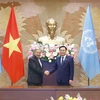 Chủ tịch Quốc hội Vương Đình Huệ và Tổng Thư ký Liên hợp quốc António Guterres chụp ảnh chung. 