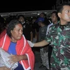 Hành khách được lực lượng tìm kiếm cứu hộ Indonesia giải cứu trong vụ hoả hoạn trên tàu thuỷ KM Express Cantika 77 ở Kupang, tỉnh Đông Nusa Tenggara ngày 24/10/2022. (Ảnh: AFP/TTXVN)