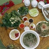 Gỏi tôm sông Đà là món ăn được đồng bào dân tộc Thái dành để thiết đãi khách quý khi đến nhà. (Ảnh: Hữu Quyết/TTXVN)