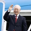 Tổng Bí thư Nguyễn Phú Trọng vẫy chào các vị lãnh đạo cấp cao Đảng, Nhà nước ra tiễn tại Sân bay quốc tế Nội Bài. (Ảnh: Thống Nhất/TTXVN)