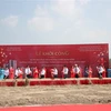 Các đại biểu thực hiện nghi lễ khởi công nhà ở xã hội đồi Ngân Hàng, thành phố Hạ Long (Quảng Ninh). (Ảnh: Thanh Vân/TTXVN)
