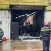 Hiện trường cháy nhà xưởng băng keo tại thành phố Thuận An. (Ảnh: Huyền Trang/TTXVN)