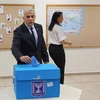 Thủ tướng Israel Yair Lapid (trái) bỏ phiếu tại điểm bầu cử Quốc hội ở thành phố Tel Aviv, ngày 1/11. (Ảnh: AFP/TTXVN)