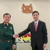 Thứ trưởng Hoàng Xuân Chiến hội kiến với Ngài Heng Chi How, Quốc vụ khanh cấp cao phụ trách quốc phòng Singapore ngày 3/11. (Ảnh: Lê Dương/TTXVN)