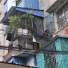 Nhiều hộ đang sinh sống tại toà nhà chung cư 5 tầng trên đường Trần Đăng Ninh, Nam Định cự ý cơi nới, sửa chữa làm ảnh hưởng đến kết cấu của khu nhà. (Ảnh: Công Luật/TTXVN)
