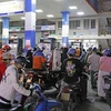 Người dân xếp hàng dài chờ mua xăng, dầu tại cửa hàng kinh doanh xăng, dầu trên phố Lạc Trung, Hà Nội tối 5/11. (Ảnh: Trần Việt/TTXVN)