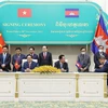 Thủ tướng Phạm Minh Chính và Thủ tướng Campuchia Samdech Techo Hun Sen chứng kiến lễ ký Bản ghi nhớ về loại và số lượng xe thương mại đối với việc thực hiện Hiệp định và Nghị định thư giữa Chính phủ nước CHXHCN Việt Nam và Chính phủ Vương quốc Campuchia v