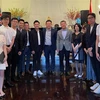 Phó Chủ nhiệm Mai Phan Dũng và Tổng lãnh sự Việt Nam tại Sydney Nguyễn Đăng Thắng chụp ảnh lưu niệm với Hội Sinh viên Việt Nam tại Australia. (Ảnh: TTXVN phát)