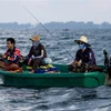Ngư dân câu cá ngoài khơi vùng biển Mae Ram Phueng, Thái Lan. (Ảnh: AFP/TTXVN)