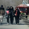 Người dân di chuyển trên đường phố tại Kabul, Afghanistan, ngày 26/2. (Ảnh: AFP/TTXVN)