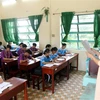 Cô giáo và học sinh trường Phổ Trường Dân tộc nội trú Trung học phổ thông Kiên Giang. (Ảnh: Hồng Đạt/TTXVN)