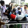 Nhân viên y tế chuyển nạn nhân sau trận động đất tại thành phố Cianjur thuộc tỉnh Tây Java, Indonesia ngày 21/10. (Ảnh: THX/TTXVN)