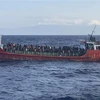 Tàu chở người di cư trong chiến dịch cứu hộ ngoài khơi đảo Crete, Hy Lạp, ngày 29/10/2021. (Ảnh: AFP/TTXVN)