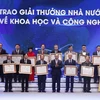 Chủ tịch nước Nguyễn Xuân Phúc trao 17 Giải thưởng Nhà nước về Khoa học và Công nghệ cho các tác giả, đồng tác giả đạt Giải. (Ảnh: Thống Nhất/TTXVN)