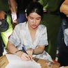 Đối tượng Phạm Thị Quỳnh Trang (sinh năm 1998) bị bắt giữ về hành vi tàng trữ trái phép ma túy. (Ảnh: TTXVN phát)