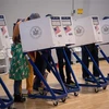 Cử tri bỏ phiếu trong cuộc bầu cử giữa kỳ tại một địa điểm bầu cử ở New York, Mỹ, ngày 8/11. (Ảnh: THX/TTXVN)