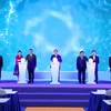 Thủ tướng Phạm Minh Chính và các đại biểu thực hiện nghi thức khánh thành Cụm cảng - Bồn bể chuyên dụng và Nhà máy tiện ích trung tâm của dự án Tổ hợp Hóa dầu miền Nam. (Ảnh: TTXVN)