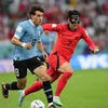 Pha tranh bóng giữa cầu thủ Uruguay Facundo Pellistri (trái) và cầu thủ Hàn Quốc Son Heung-min. (Ảnh: THX/ TTXVN)