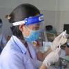 Lực lượng y tế tỉnh Kon Tum khẩn trương triển khai tiêm vaccine Abdala cho người dân. (Ảnh: Dư Toán/TTXVN)