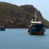 Tàu Cảnh sát biển 6008 lai dắt tàu cá NT 91205TS về Côn Đảo. (Ảnh: TTXVN phát)