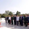Đoàn đại biểu dâng hoa và dành 1 phút mặc niệm trước tượng của Chủ tịch Kaysone Phomvihane tại Bảo tàng Kaysone Phomvihane. (Ảnh: Phạm Kiên/TTXVN)