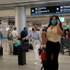 Hành khách đeo khẩu trang phòng lây nhiễm COVID-19 tại sân bay ở Miami, Florida, Mỹ. (Ảnh: AFP/TTXVN)